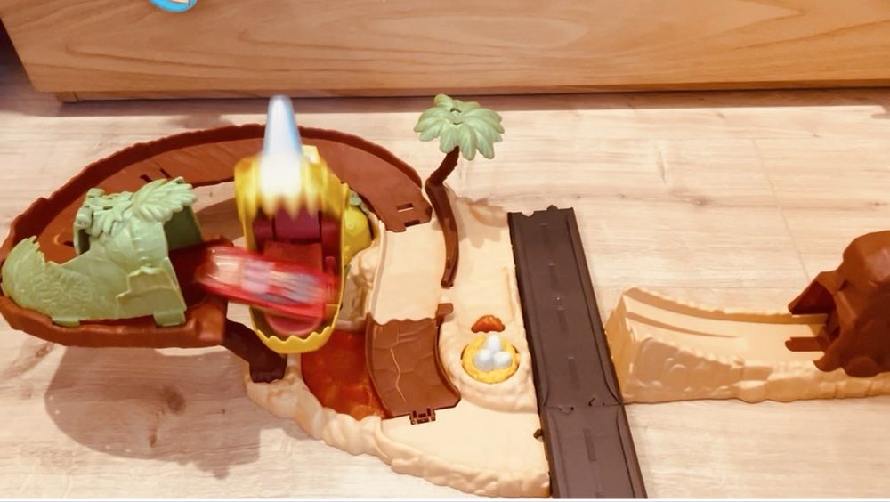 Pista Dinossauro “atira o Faísca” + Faisca McQueen