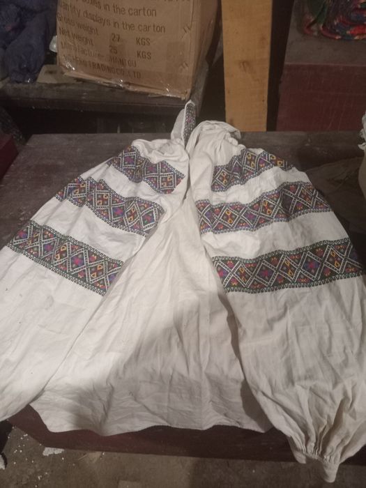 Продам старовинні речі, полотно з натурального льону хустки, сорочки,