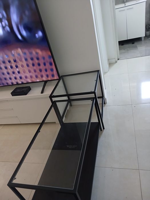 Mesa de sala em vidro, metal e madeira