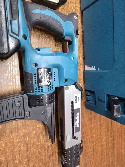 Makita DFR550 wkrętarka z magazynkiem + 2 x Aku