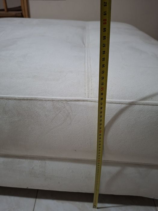 Pufa duża biała do salonu