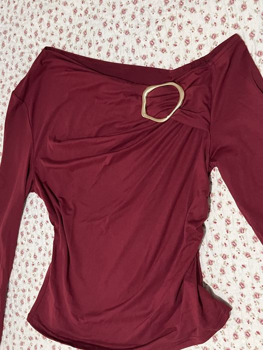 Camisola bordeaux com detalhe em dourado da Shein