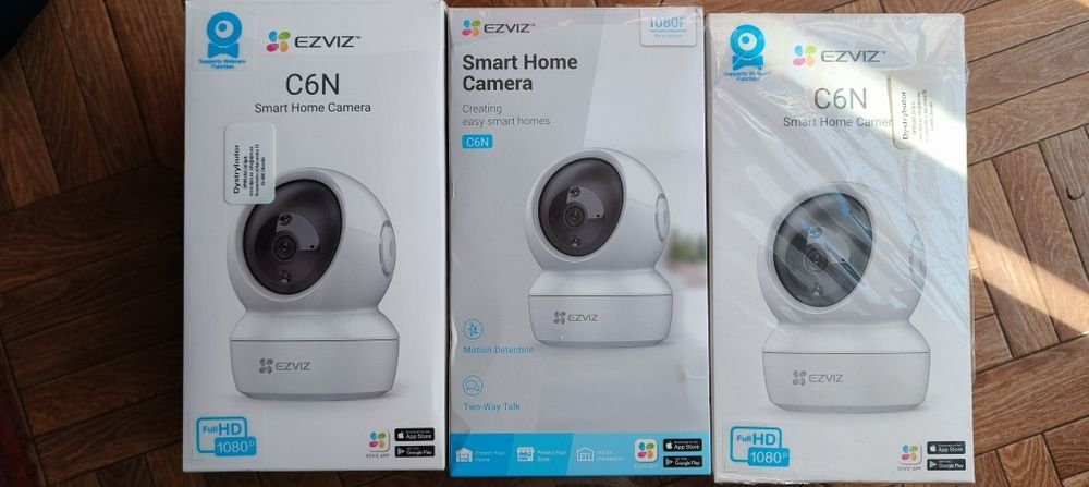 Zestaw trzech kamer wifi ezviz C6N z akcesoriami.