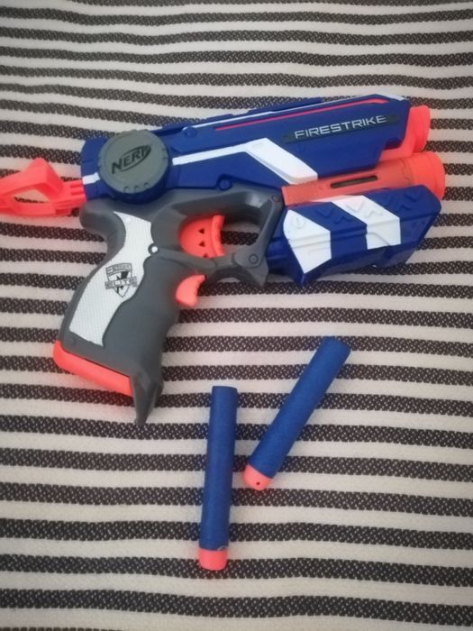 Pistolas de brincar, plástico.