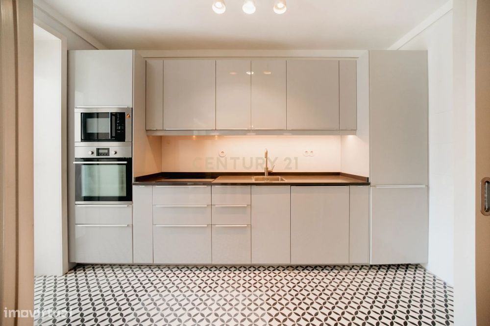 Apartamento T2  na Rua Manuel Carqueja - junto à Praça Velasquez - Por