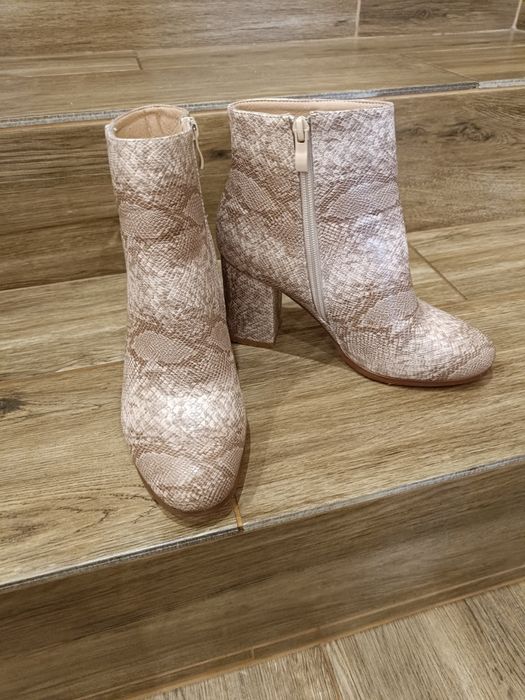 Botki na słupku wzór skóra węża