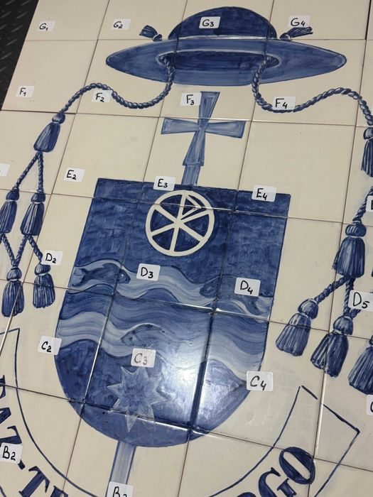 Painel de Azulejos Portugueses – Brasão Religioso | Azularte | Peça Única