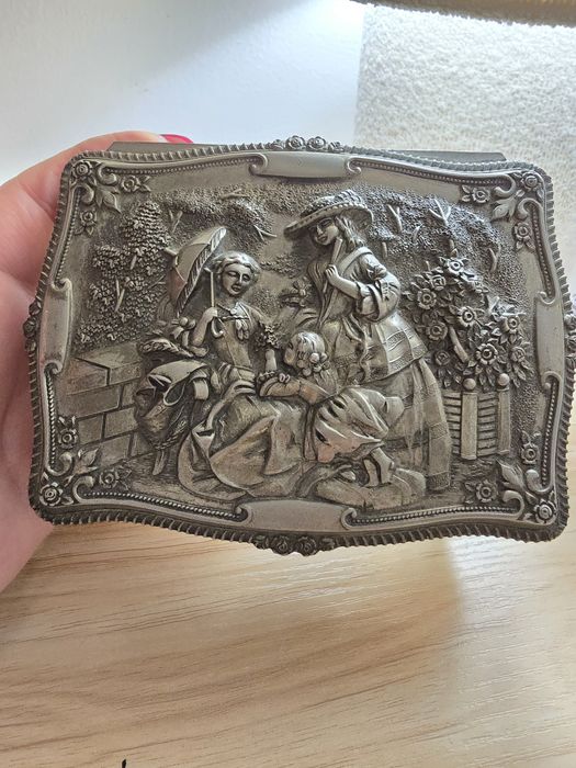 Guarda joias antigo com música