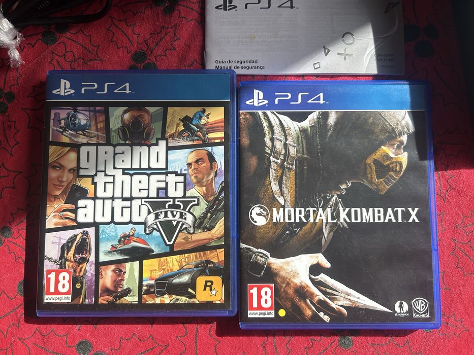 Playstation 4, com 2 jogos, 1 comando