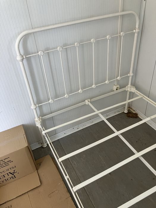 Cama de ferro corpo e meio