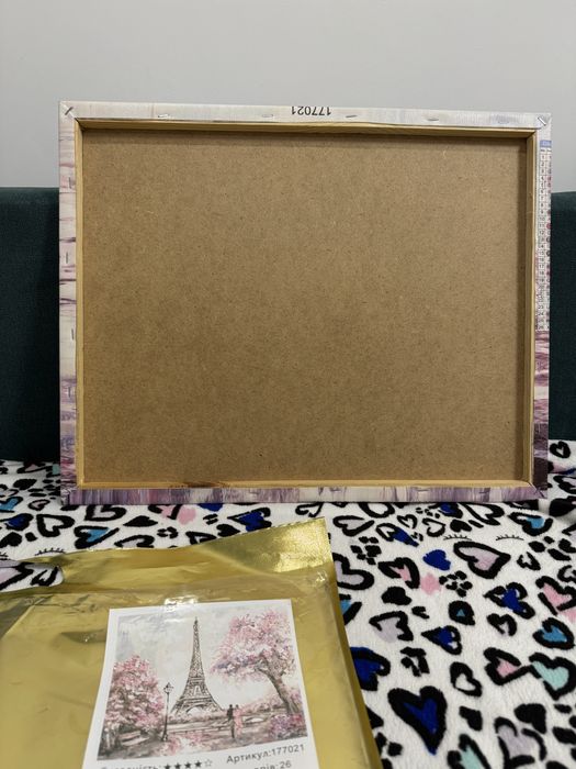 Картина викладена кристалами