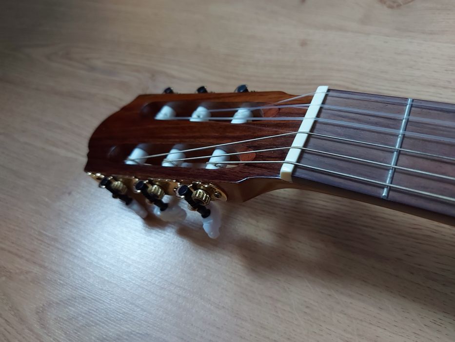 Gitara klasyczna Walden jak nowa + podnóżek, kostki, kapodaster