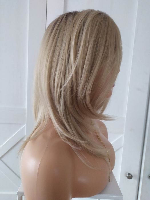 Peruka długa nr.9 blond grzywką na bok