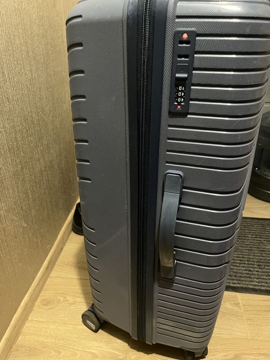 Велика валіза в ідеальному стані