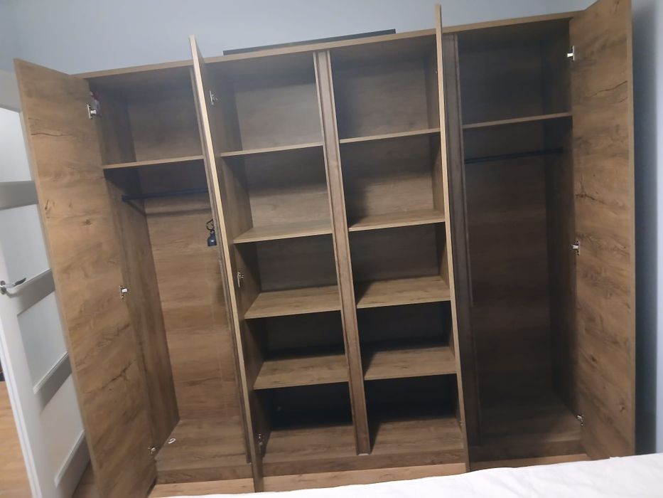 Ogromna szafa z lustrem