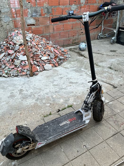 Trotinete eletrica com algumas coisas a fazer