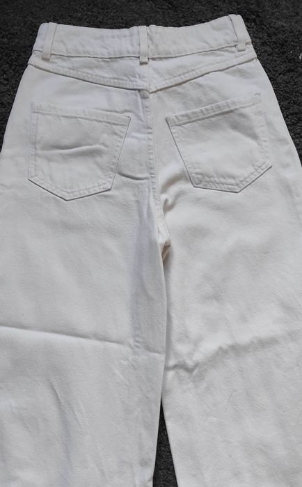 Białe jeansy Cropp 32 xxs przed kostkę