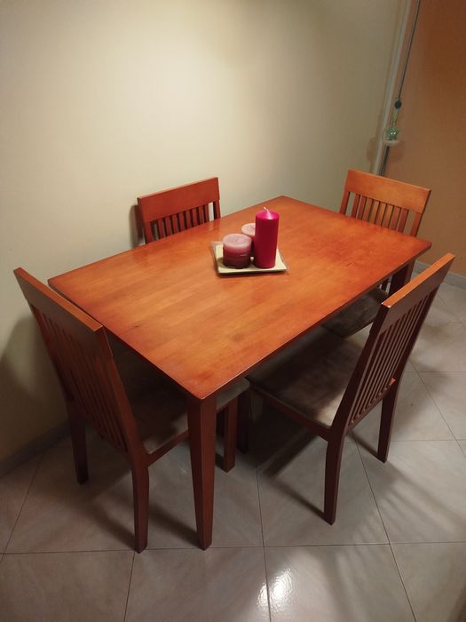 Mesa e cadeiras usados