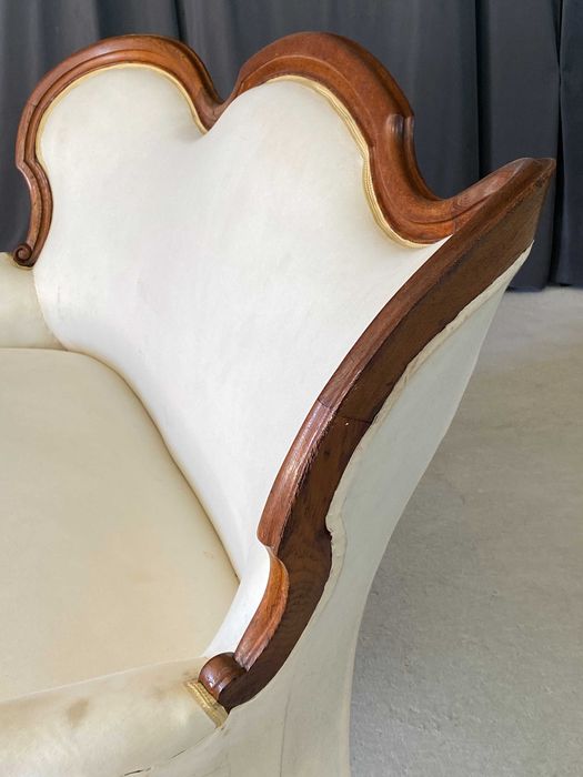 Elegancka sofa ludwikowska, rzeźbiona rama, klasyczna forma