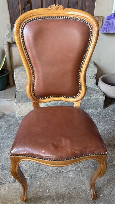 mesa com pouco uso e cadeiras.