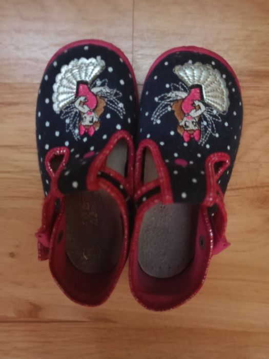 Sandały dziewczęce granatowe w groszki różowa wróżka klips