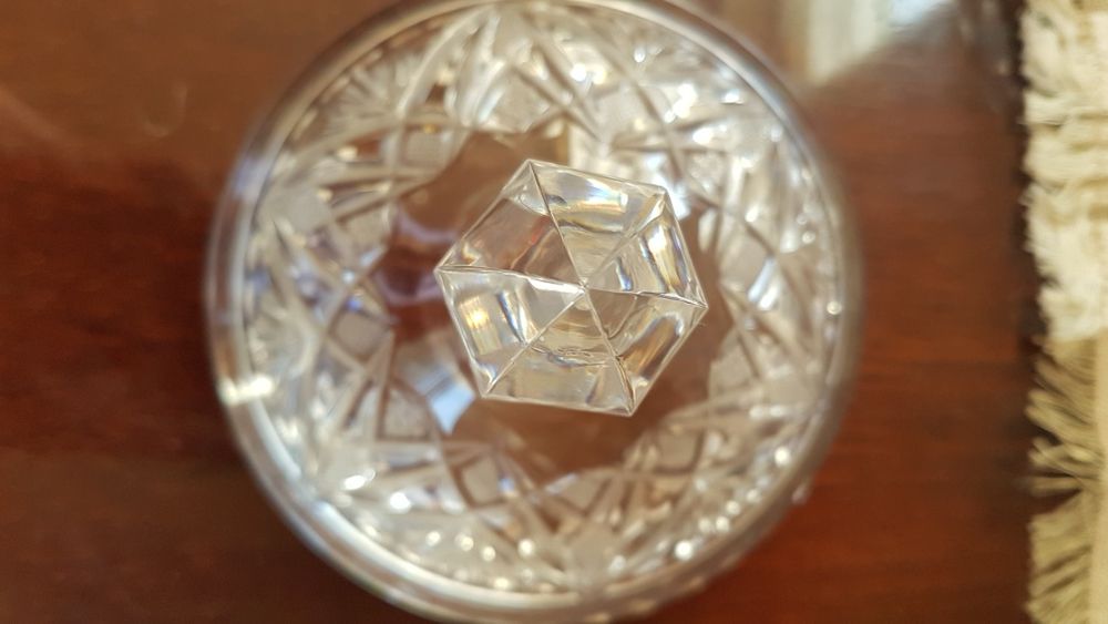 Elegancka bomboniera na nóżkach. Kryształ