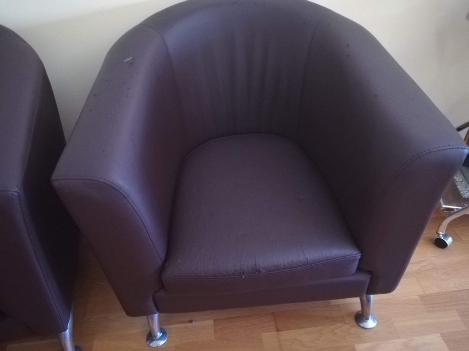 2 Poltronas de sala pele sintética dá para estofar