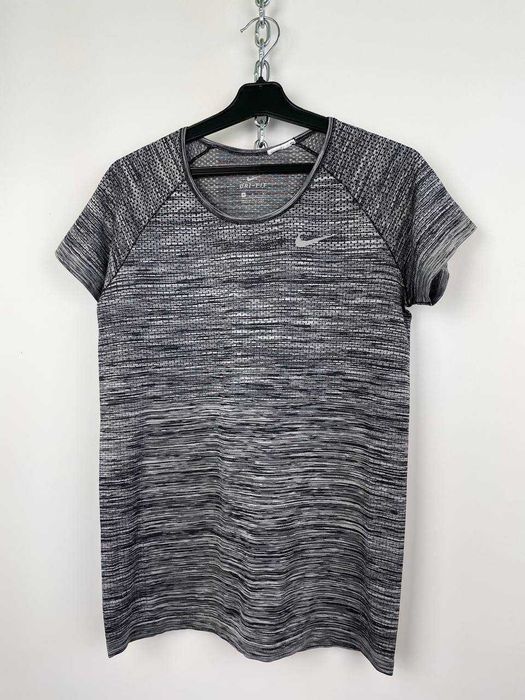Жіноча сіра спортивна футболка nike dri fit knitted