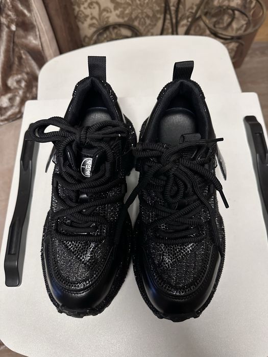 Кроссовки в стразах