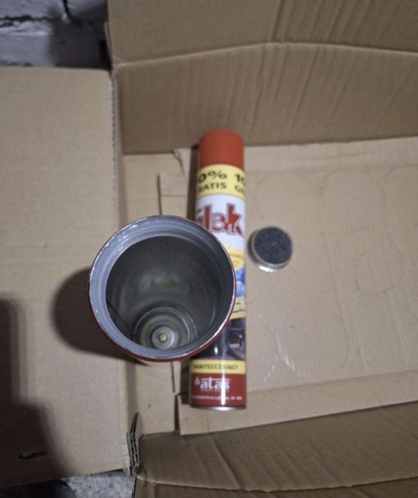 Puszka skrytka schowek plak