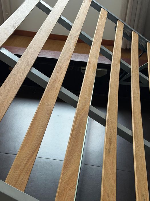 Cama de casal - inclui colchão, estrado, 2 cabeceiras e 2 candeeiros