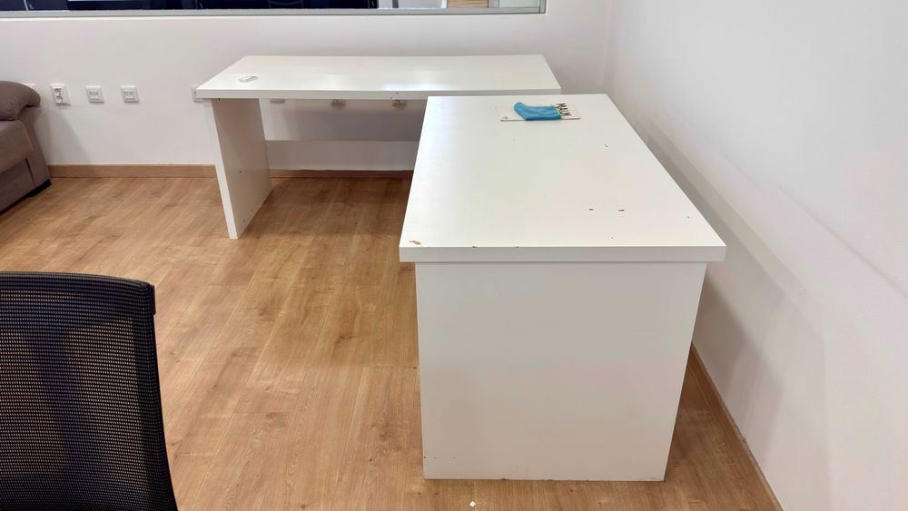 2 secretárias brancas