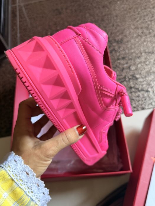 Шикарні кросівки Valentino