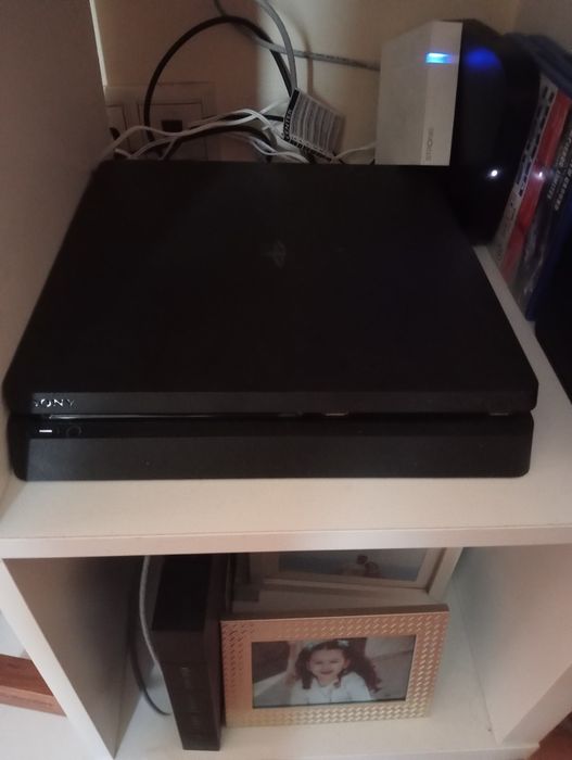 PlayStation 4 1TB com dois comandos
