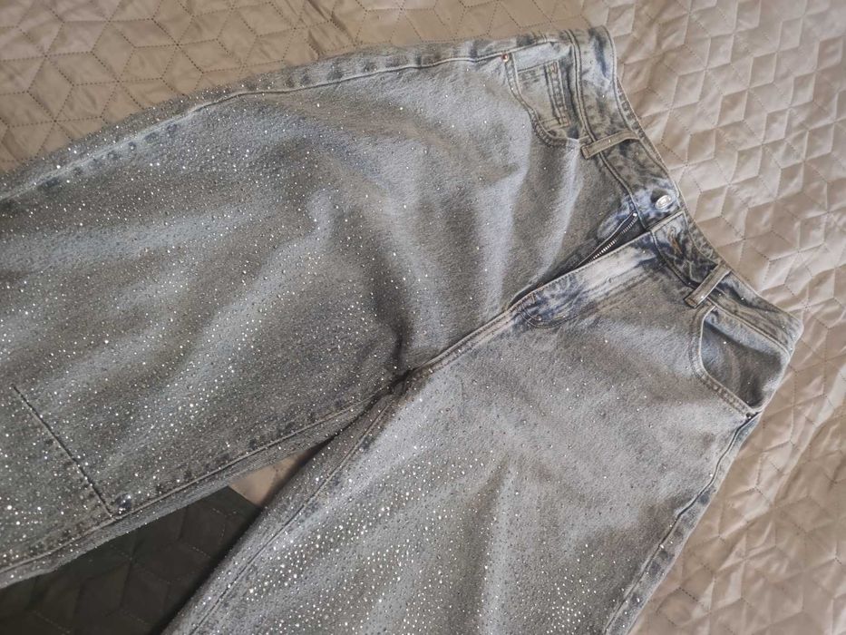 Продаю джинсы со стразами ,размер 42(XL)