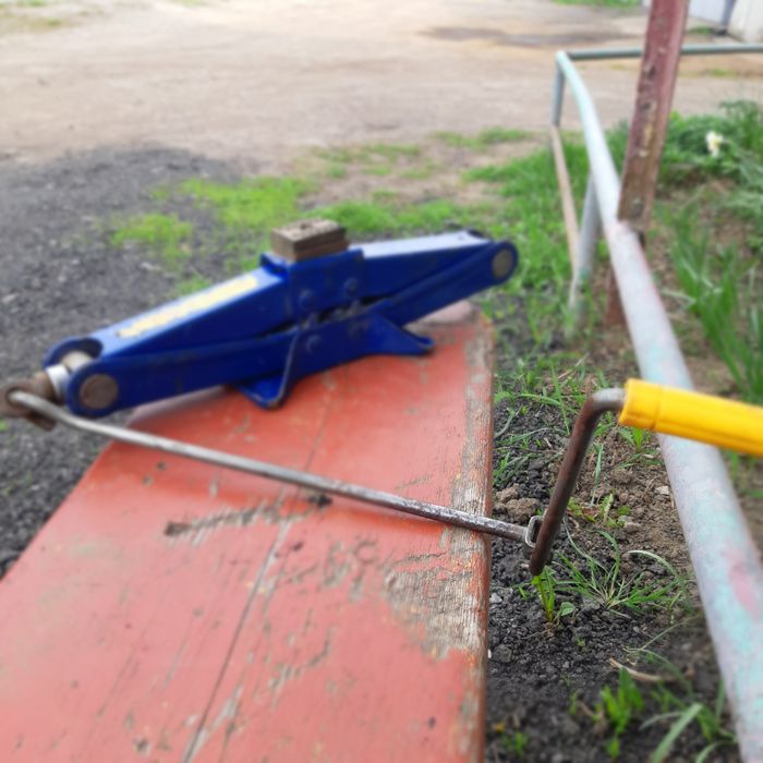 Домкрат автомобільний