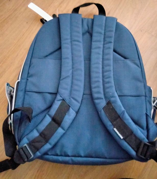 Mochila com divisórias e  alças almofadadas. NOVAS
