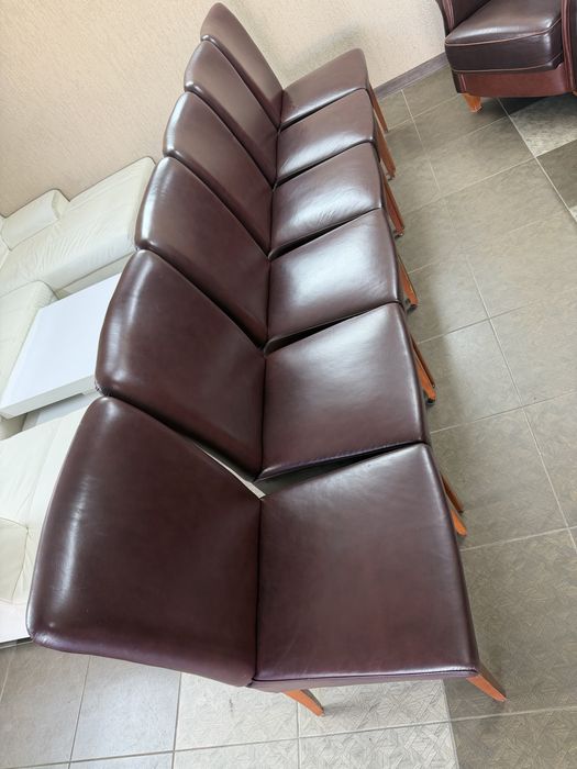 Шкіряні крісла привезені із європи