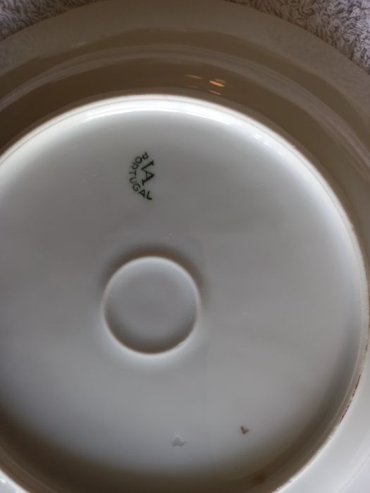 Pratos de sopa e rasos mais uma travessa da vista alegre