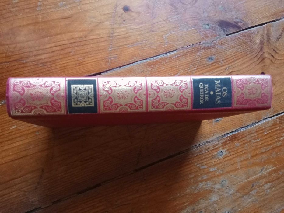 Livro "Os Maias" de Eça de Queiroz