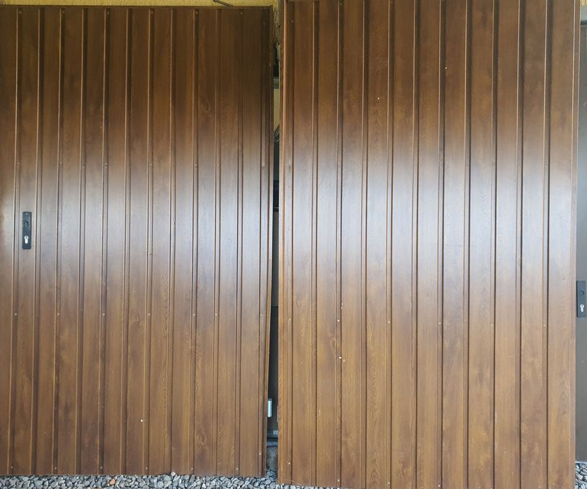 Brama garażowa uchylna Wiśniowski z drzwiami