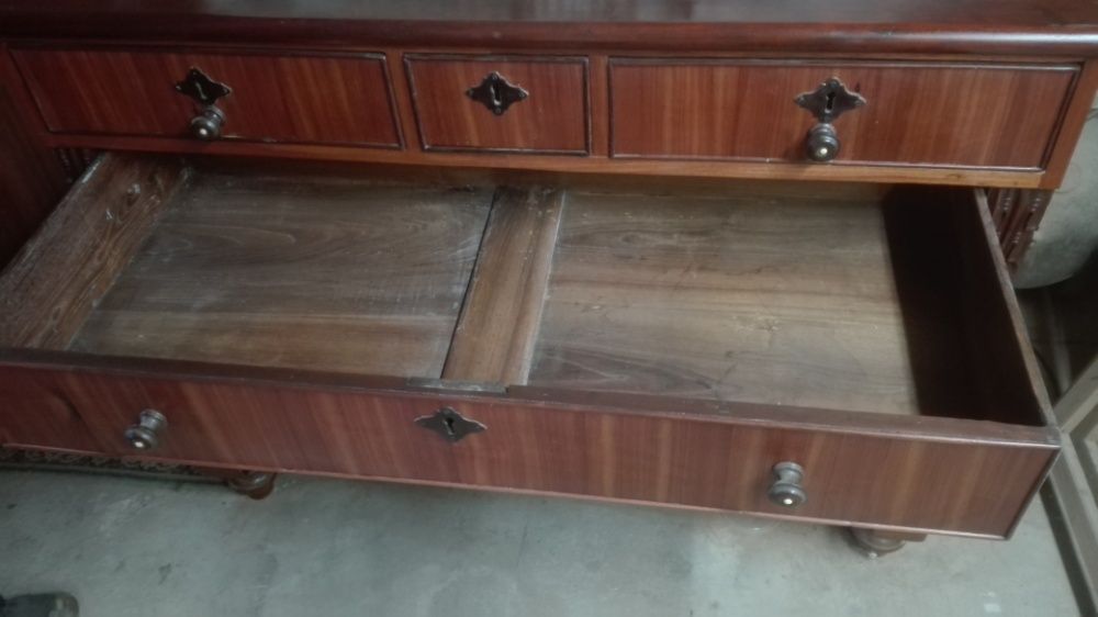 vendo inponente comoda antiga  em vinhatico e frente pau rosa capiada