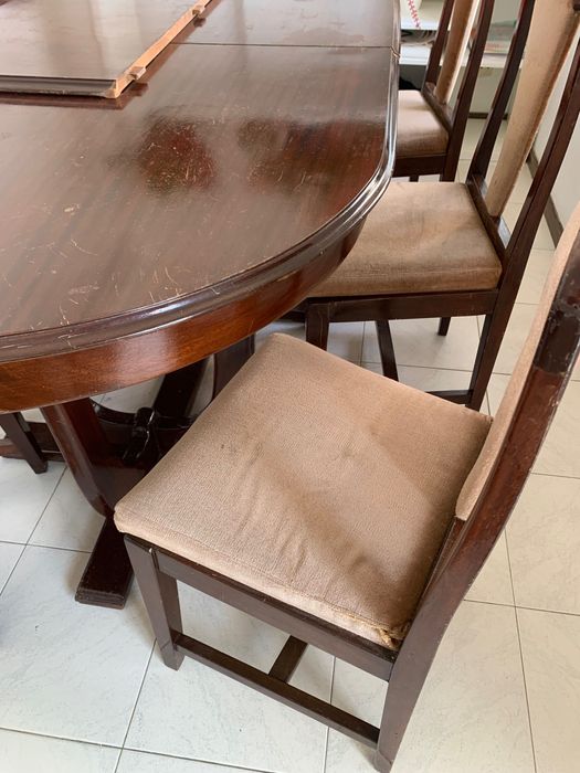 Mesa de Madeira com 8 Cadeiras