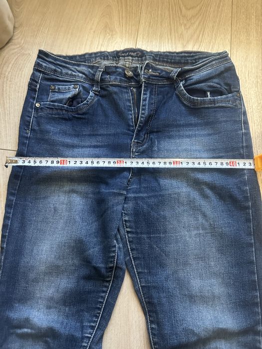 Безкоштовно речі для дівчини. Розмір штанів 29. Світер М-Л