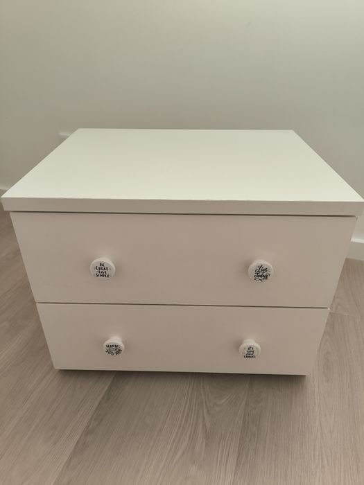 Mesa de cabeceira branca