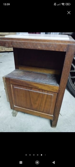 Mesa de cabeceira antiga, tampo de pedra branca