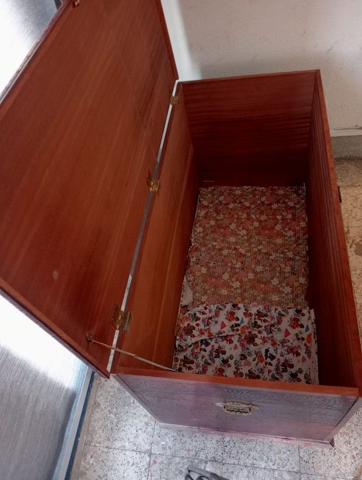 Arca antiga em madeira trabalhada