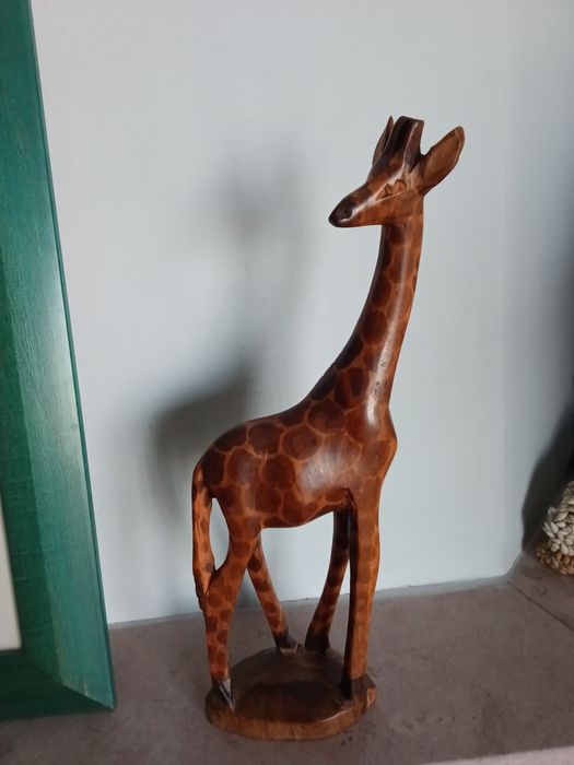 Girafa decorativa em madeira