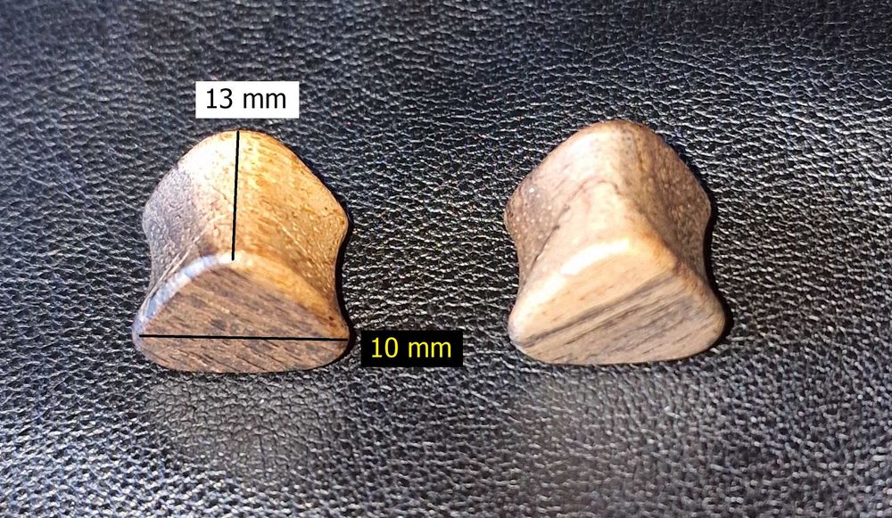 Tunel drewniany siodłowy brąz 1 cm, 2 szt. piercing