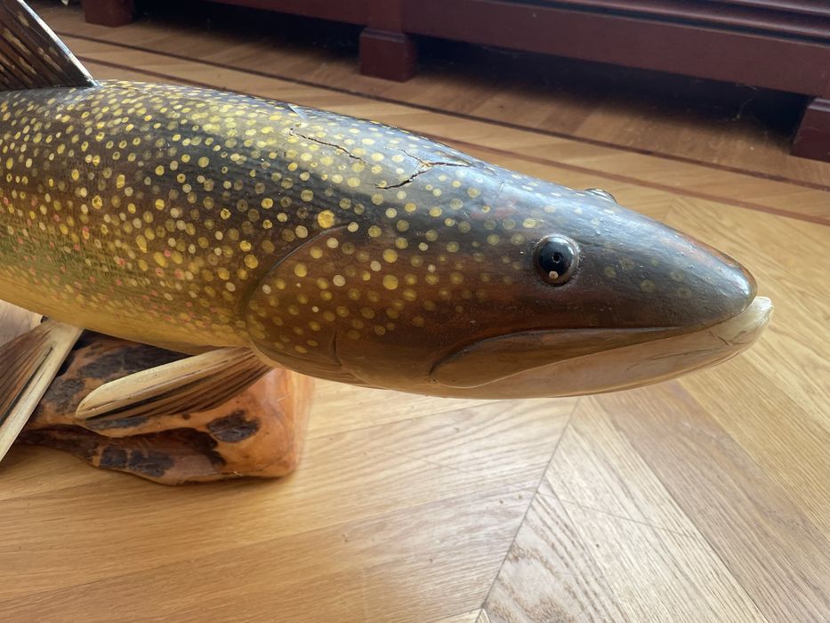 Drewniana rzeźba statuetka ryby pstrąg źródlany drewno duża